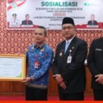 Pj Bupati Landak Launching Jaminan Sosial Ketenagakerjaan bagi Pekerja Rentan dan Ketua RT/RW